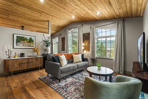 The Merchant’s Loft

A modern loft with a century of history outside its door.