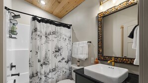 Bathroom - The Merchant’s Loft

A modern loft with a century of history outside its door. (Coolin)