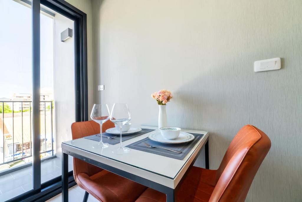 Apartment, 1 Queen Bed, Balcony, City View | Dining
