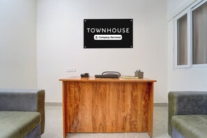Una mesa de recepción con un cartel que dice 'TOWNHOUSE Company-Serviced'.