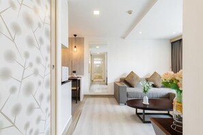 Una sala de estar moderna con un sofá, una mesa de centro y un jarrón decorativo.