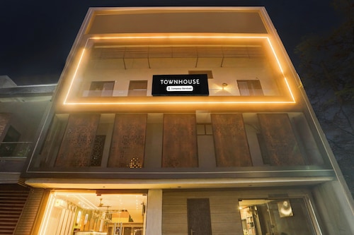 Townhouse by OYO Haibowal Chowk Near DMC