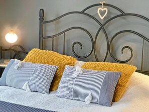 A bed with a metal headboard, two pillows, and a bedside lamp. - Pretty gite with terrace near the Semois river (Alle-sur-Semois)