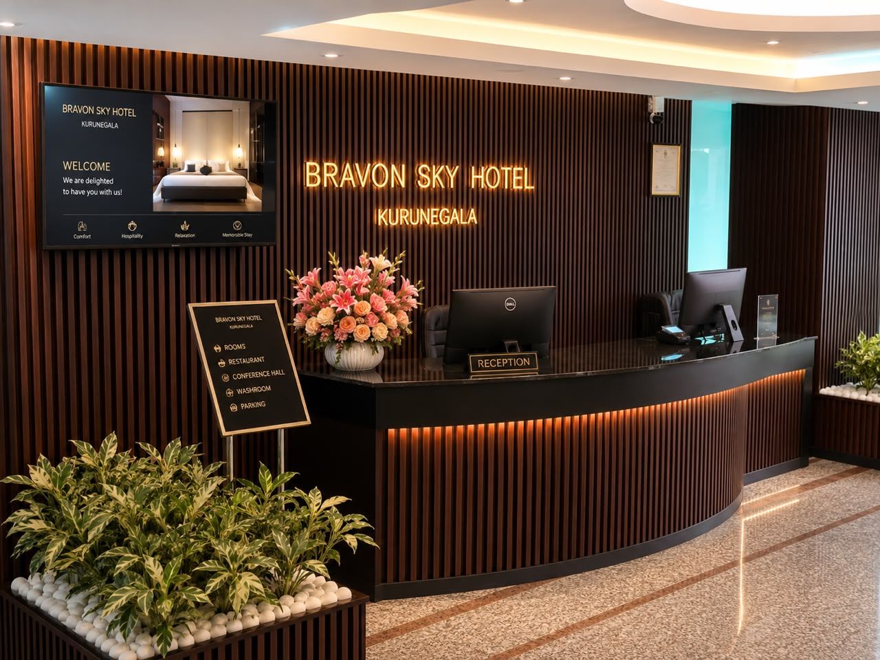 Un mostrador de recepción de hotel con una pantalla digital, un área de recepción y un cartel que enumera los servicios.