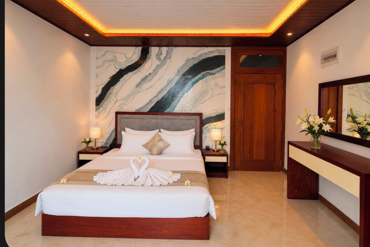 Quarto casal standard, vista para a cidade | Roupas de cama premium, escrivaninha, espaço de trabalho para notebook