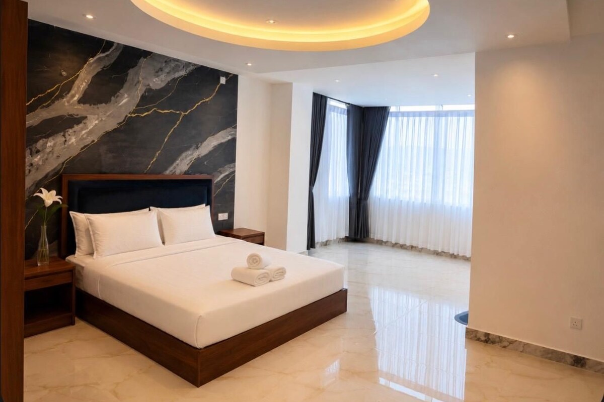 Quarto triplo executivo, vista para a cidade | Roupas de cama premium, escrivaninha, espaço de trabalho para notebook