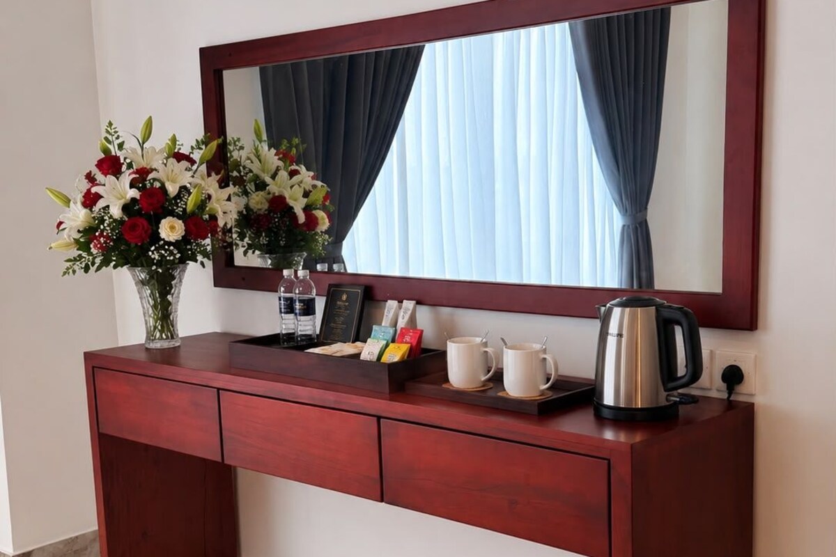 Quarto triplo superior, vista para a cidade | Roupas de cama premium, escrivaninha, espaço de trabalho para notebook