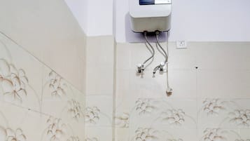 Ducha, toallas, shampoo, papel higiénico