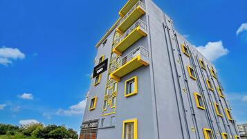 Un edificio de varios pisos con balcones y un cartel que indica que son casas adosadas de propiedad corporativa.