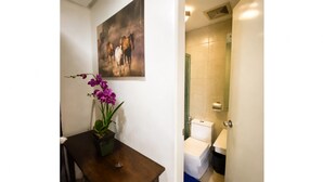Shower, bidet, towels, soap - Family Room W/ Balcony in Manila 5mins US Embassy Promo FREE Sauna & Pool Access (Manila)