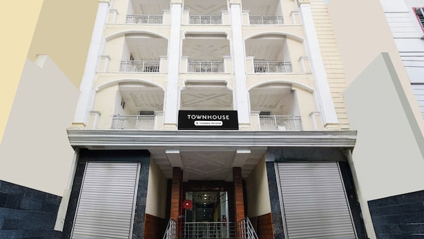Un edificio de varios pisos con un letrero que indica que es una propiedad de empresa con servicios.