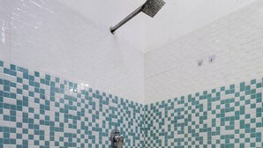 Habitación clásica | Baño | Ducha, artículos de higiene personal gratuitos, toallas y jabón