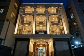 Um edifício de vários andares com uma placa que diz 'TOWNHOUSE'.
