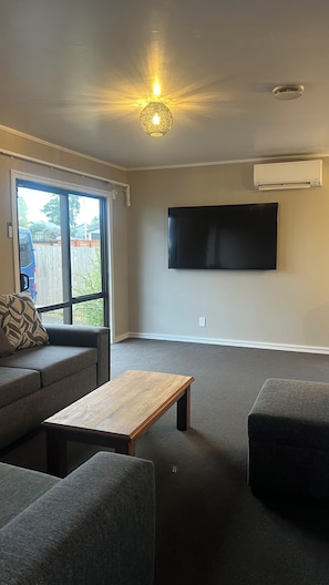 Living area - Pukekohe 3 Palms 45 Hooper Ave (Pukekohe)