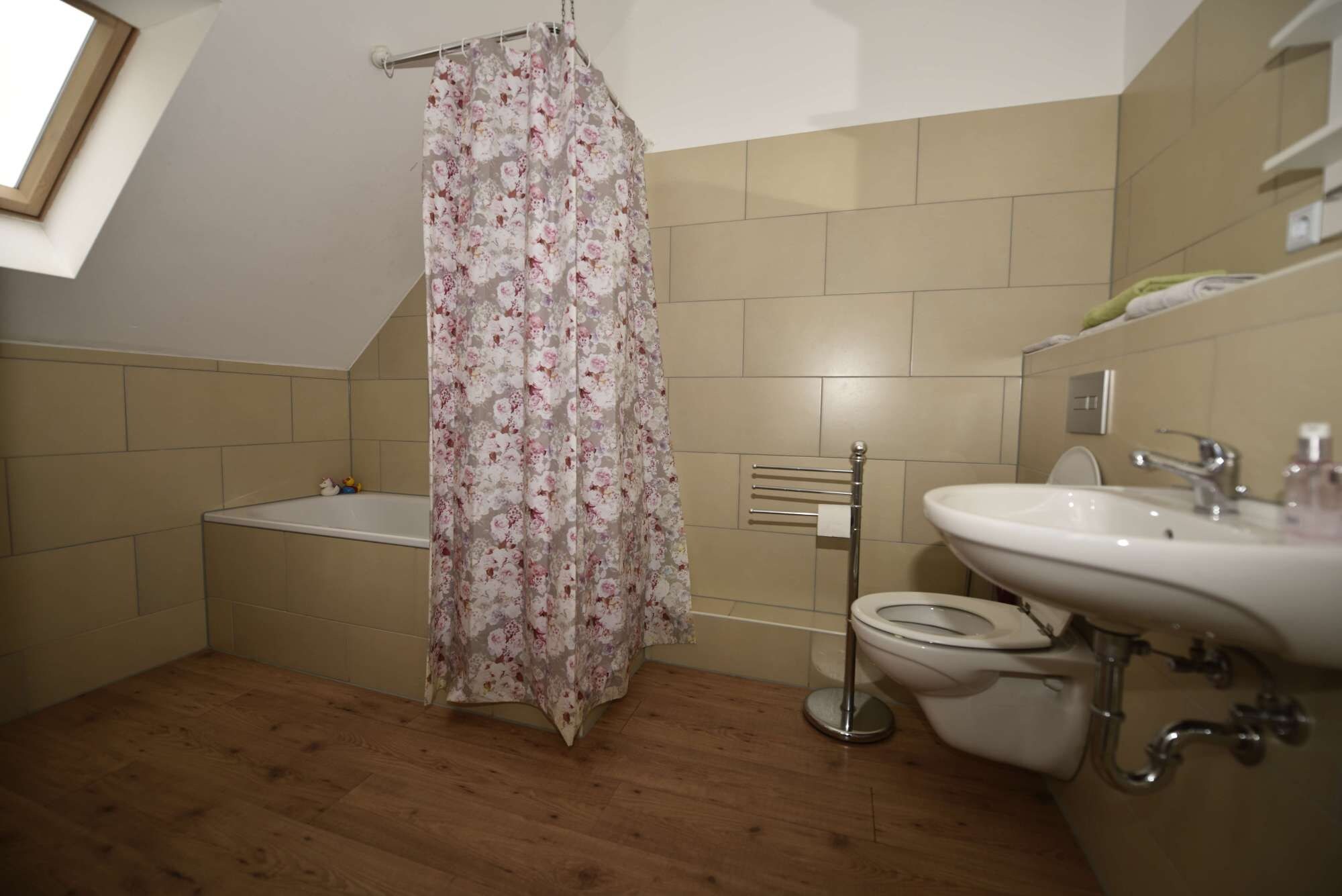 Ein Badezimmer mit Badewanne, Toilette und Waschbecken.