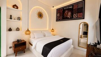 Un dormitorio moderno con cama, lámparas de noche, una obra de arte en la pared y un espejo.