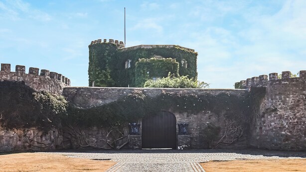 A castle entrance with a cobblestone path leading to a dark wooden gate. - 7 bedroom accommodation in Clevedon (Clevedon)