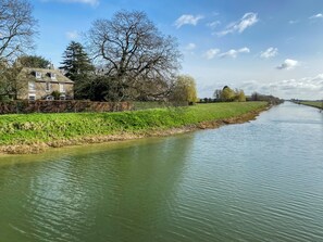 A river with a house on the left bank. - Ultimate Country House (Boston)