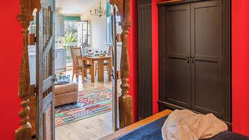 Une chambre avec un lit, une armoire et une vue sur l’espace repas.