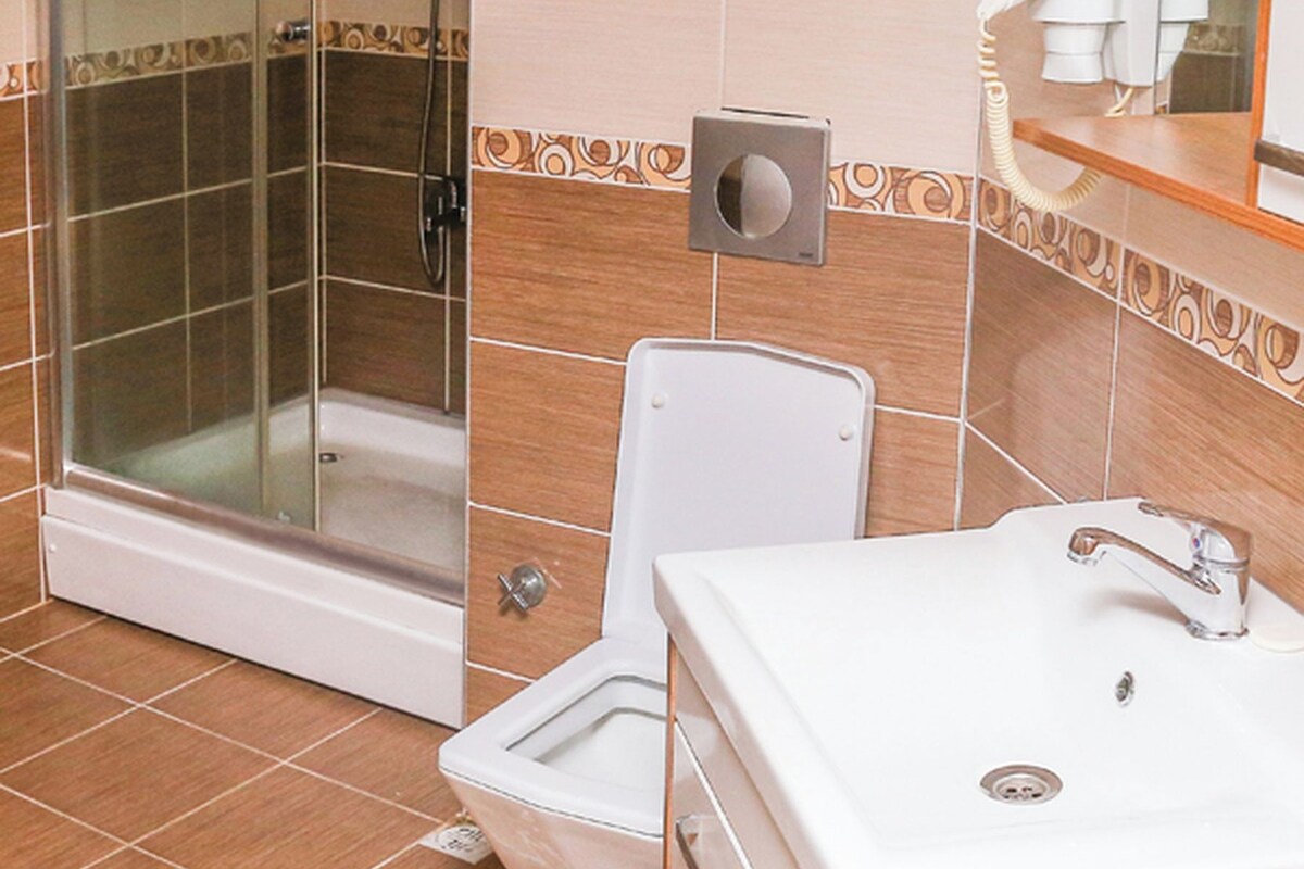 Tripla Deluxe | Bagno | Vasca e doccia separate, asciugacapelli, asciugamani, sapone