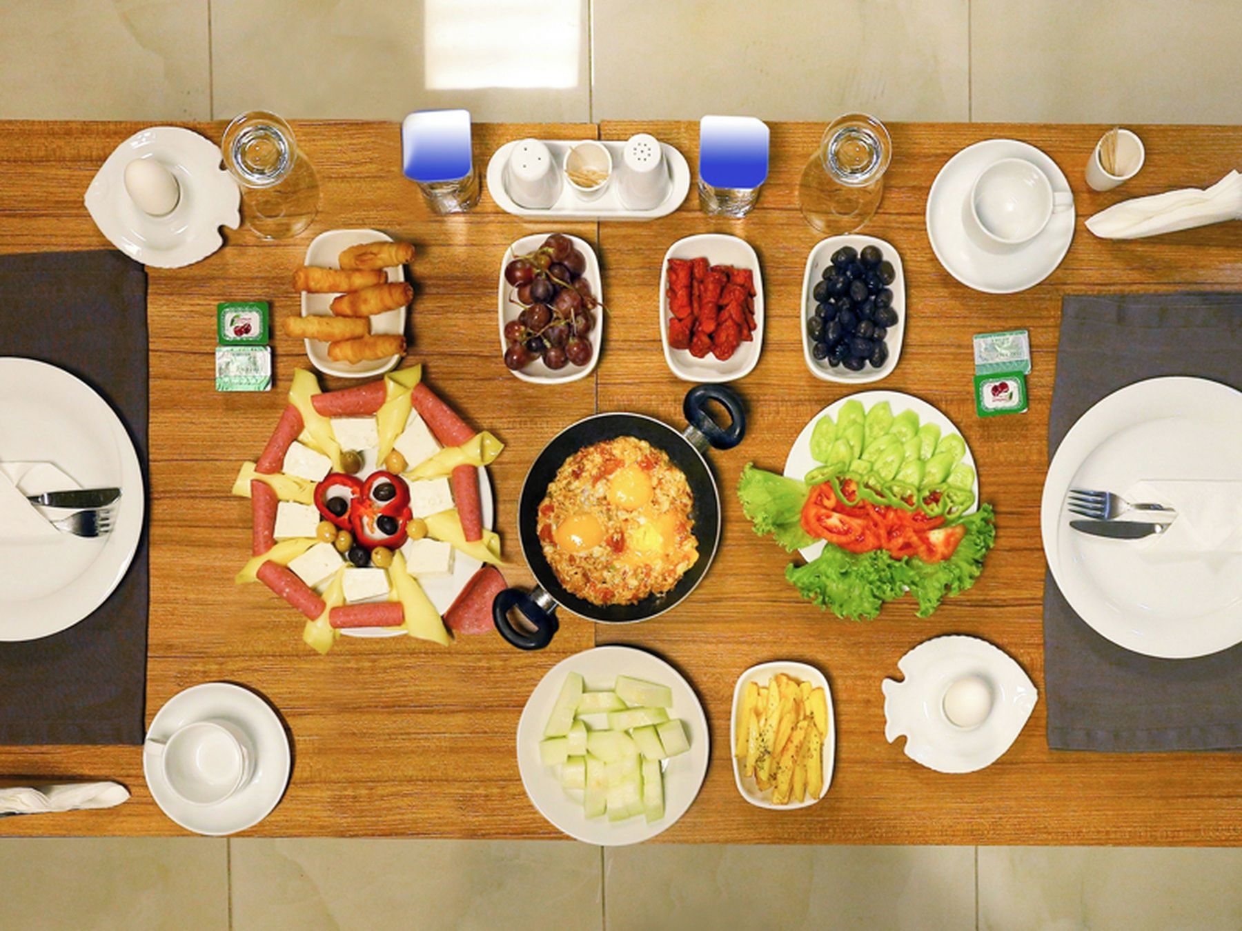Un bufé de desayuno con diversas opciones de alimentos y salsas.