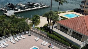 Zona de piscina con vistas al puerto deportivo y al agua.
