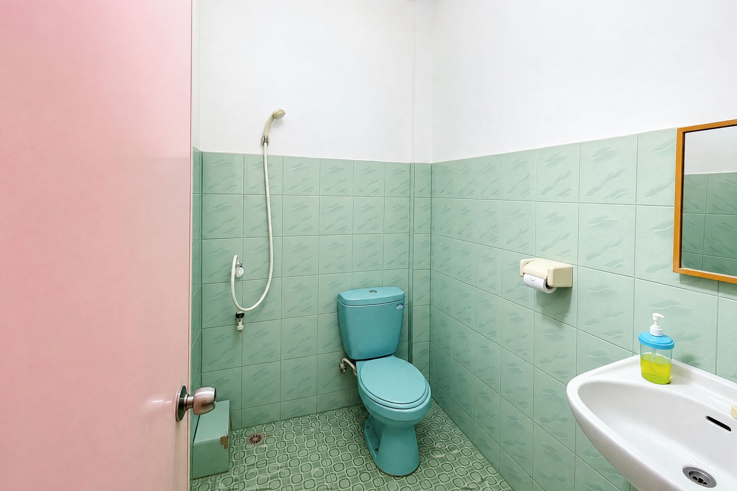 Un baño con inodoro, lavamanos y ducha.