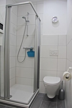 Bathroom - Vrbo Property (Dornum)