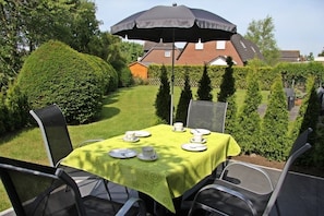 Outdoor dining - Vrbo Property (Dornum)