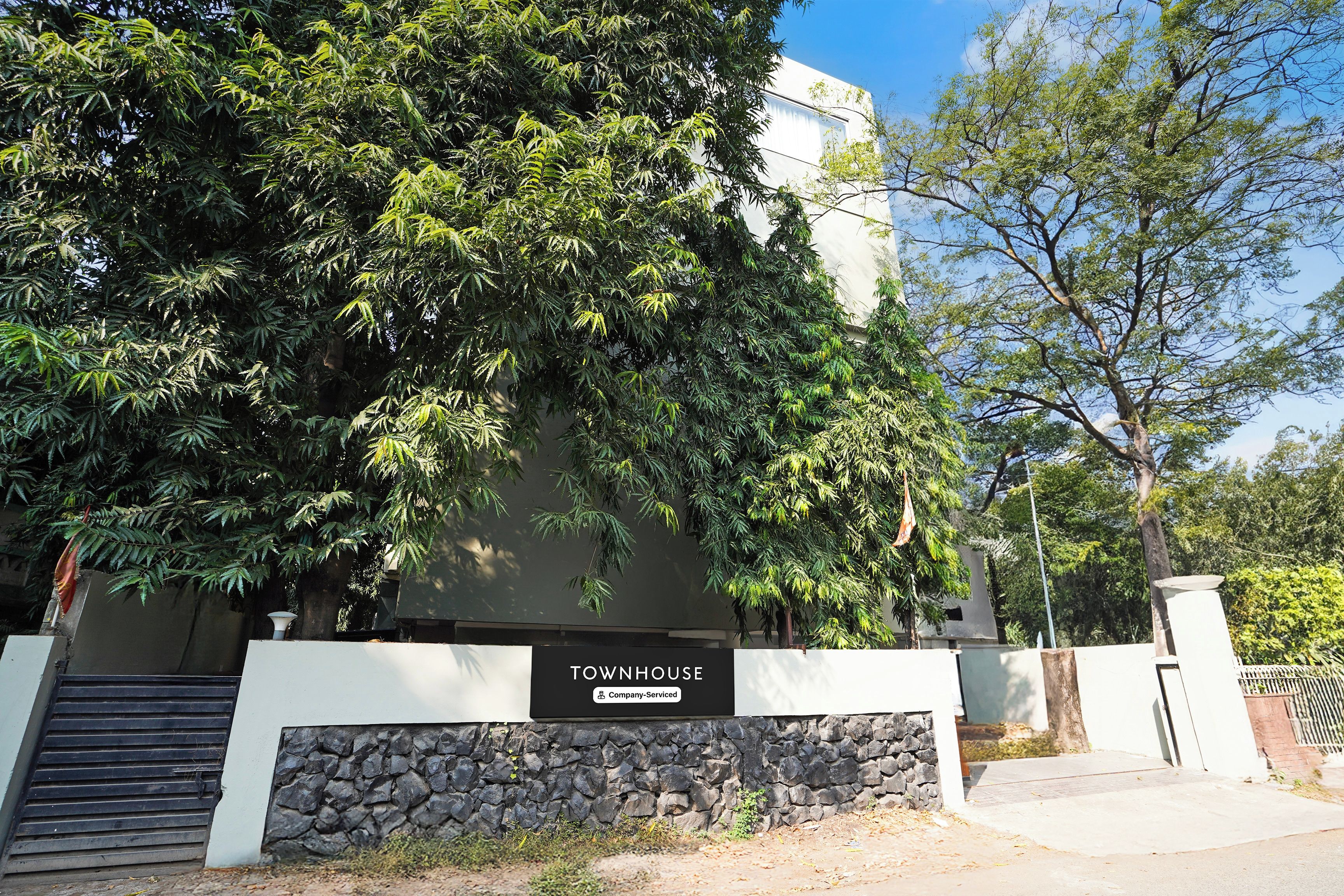 A building with a sign reading 'TOURHOUSE Company-Serviced'.
