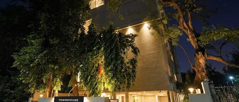 Un edificio moderno con un letrero que dice 'TOWNHOUSE' y 'Farmpady Stertford'.