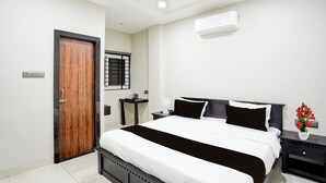 Classic Room | WiFi (free) - Super Townhouse Rajendra Nagar Main Road (Indore)