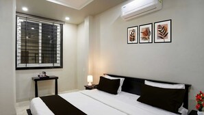 Classic Room | WiFi (free) - Super Townhouse Rajendra Nagar Main Road (Indore)