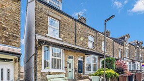A row of terraced houses with a narrow alleyway between them. - A terraced cottage on Bennett Street, in the heart of Buxton. (Buxton)
