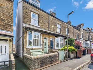 A row of terraced houses with a narrow alleyway between them. - A terraced cottage on Bennett Street, in the heart of Buxton. (Buxton)