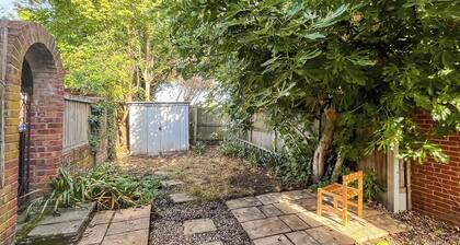 Delightful cottage with lovely garden walking distance to river and pubs.