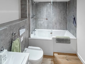 Une salle de bain moderne avec une baignoire, des toilettes et un lavabo.