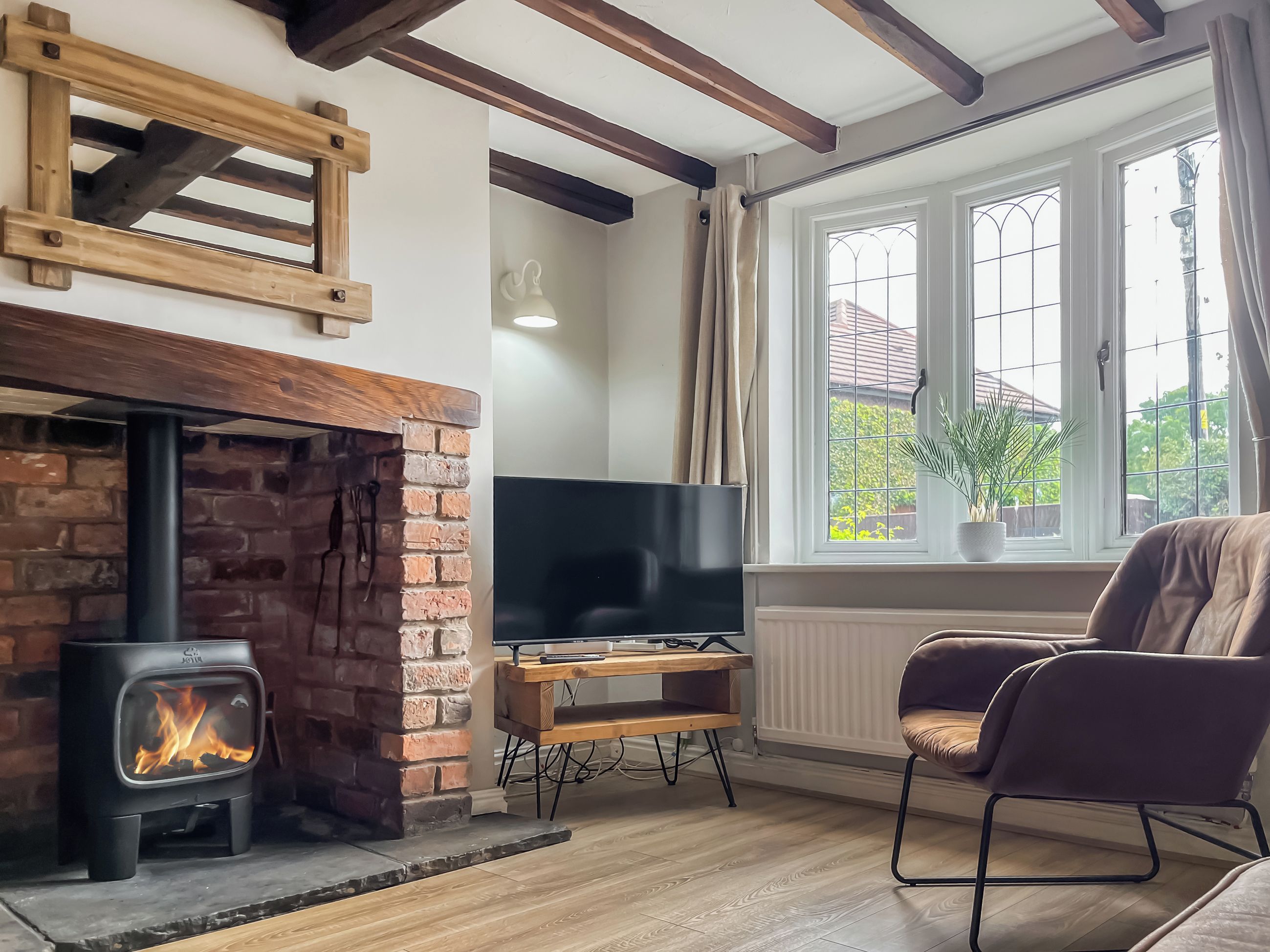 TV, fireplace