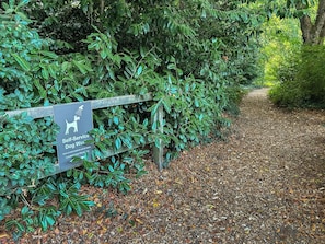 Schild für eine Selbstbedienungs-Hundewaschstraße in der Nähe des Empfangsbereichs.