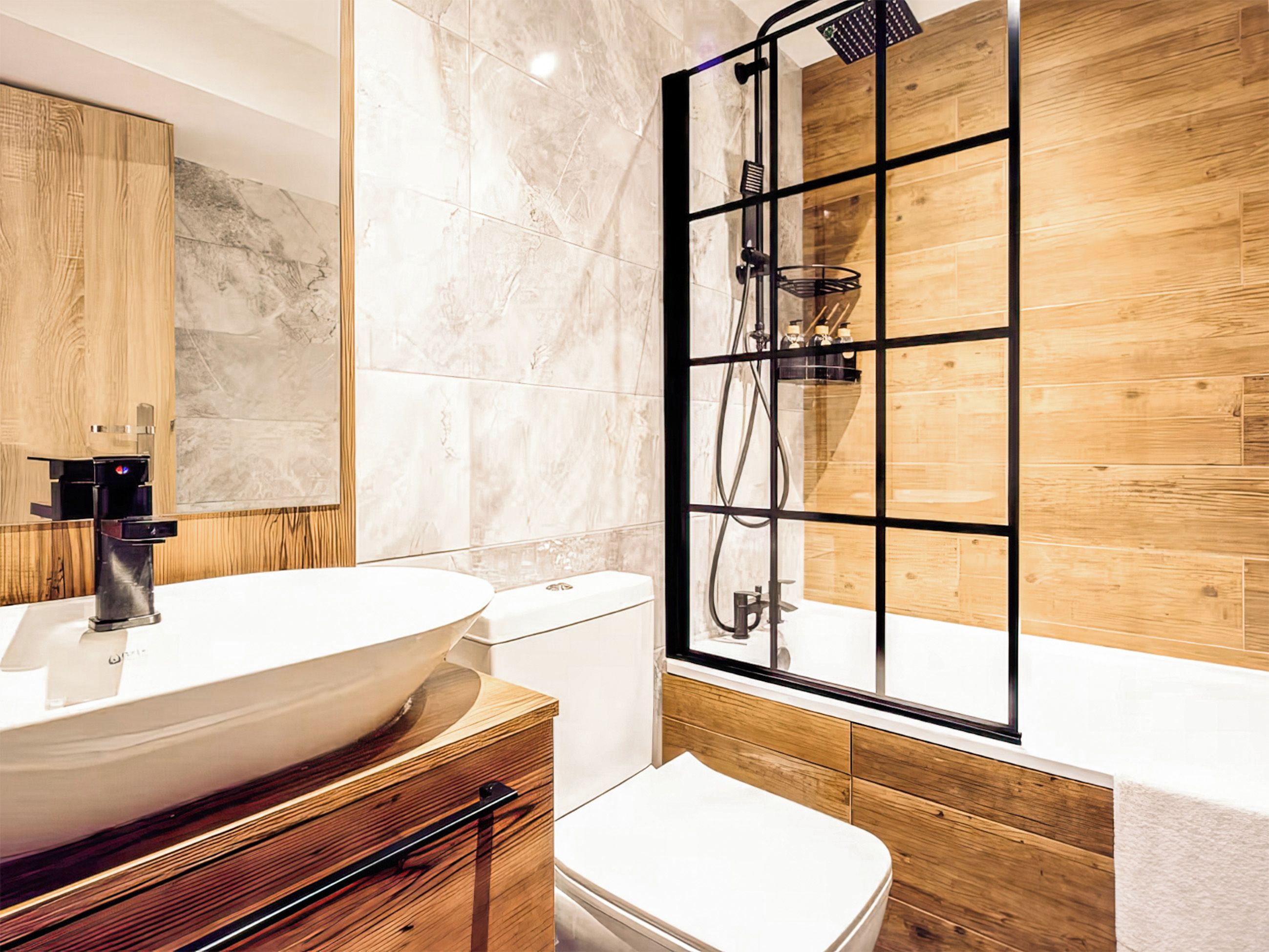 Ein modernes Badezimmer mit einem großen, ovalen Waschbecken, einer Duschkabine aus Glas und Holzvertäfelung.