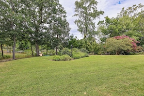 Un área verde bien cuidada con árboles y un pequeño estanque.