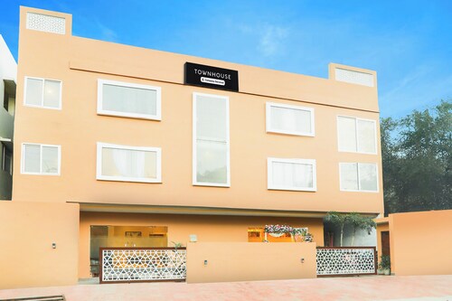 Super Townhouse Viraj Khand