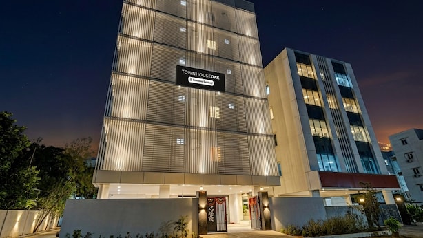 Un bâtiment moderne sur lequel on peut lire l’inscription : « TOWNHOUSE & Company Services ».