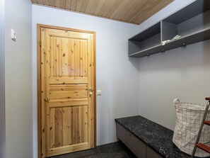 A wooden door, a bench, a marble countertop, and a wire basket. - Honka 1a by Interhome (Kuusamo)