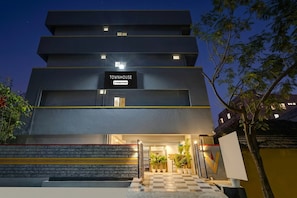A multi-story building with a sign reading 'TOWNHOUSE' and a logo for 'Concepcus-Scried'.