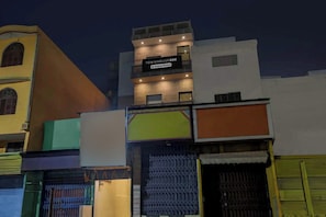 Un edificio de varios pisos con un letrero que dice 'TOWNHOUSE OAK'.