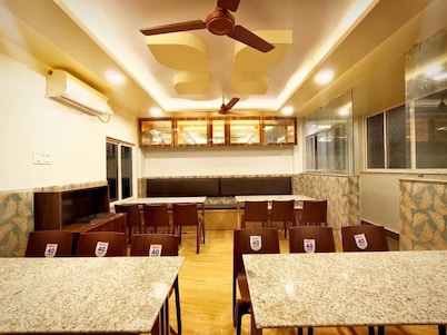 HOTEL SHREESH MAYAPUR