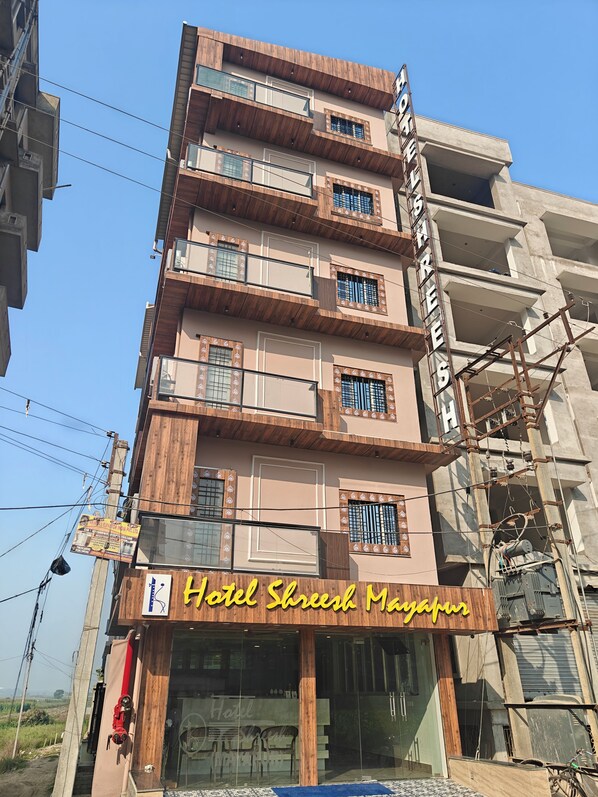 Un edificio de varios pisos con un cartel que indica que es un hotel.