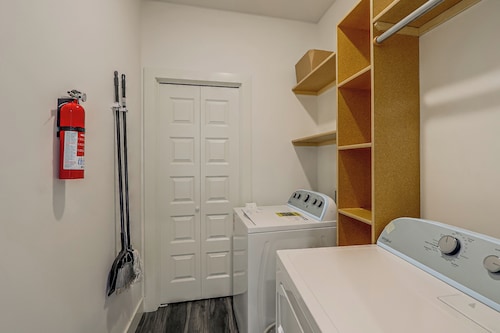 Stay Awhile! Convenient East Wichita Retreat
