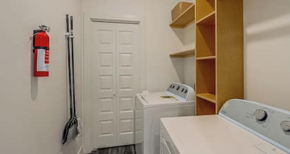 Stay Awhile! Convenient East Wichita Retreat